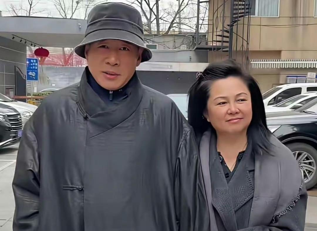 丁海峰与妻子一起游逛曝光！都说夫妻越长越像，两个人穿的都是颜色相近的衣服，脸色都