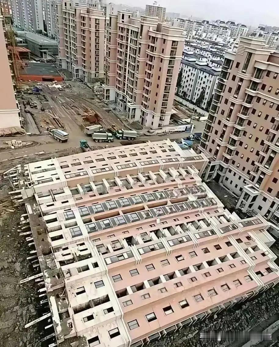 烂尾楼？
质量绝对没问题
即使躺平了也都是板板正正的
甚至楼房本体没有出现断裂处