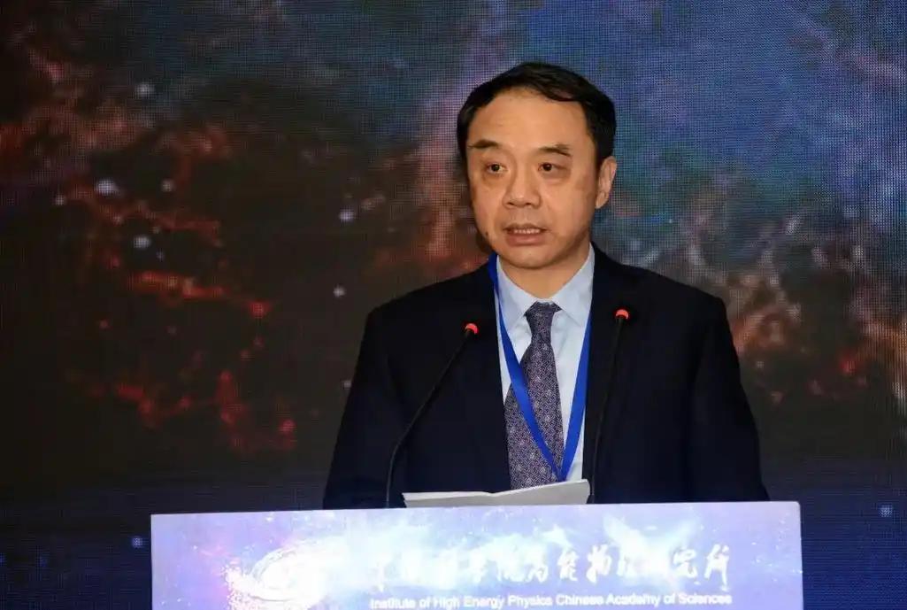 “一定要建，不建中国将落后30年！”2016年，杨振宁顶着铺天盖地的骂名，站出来