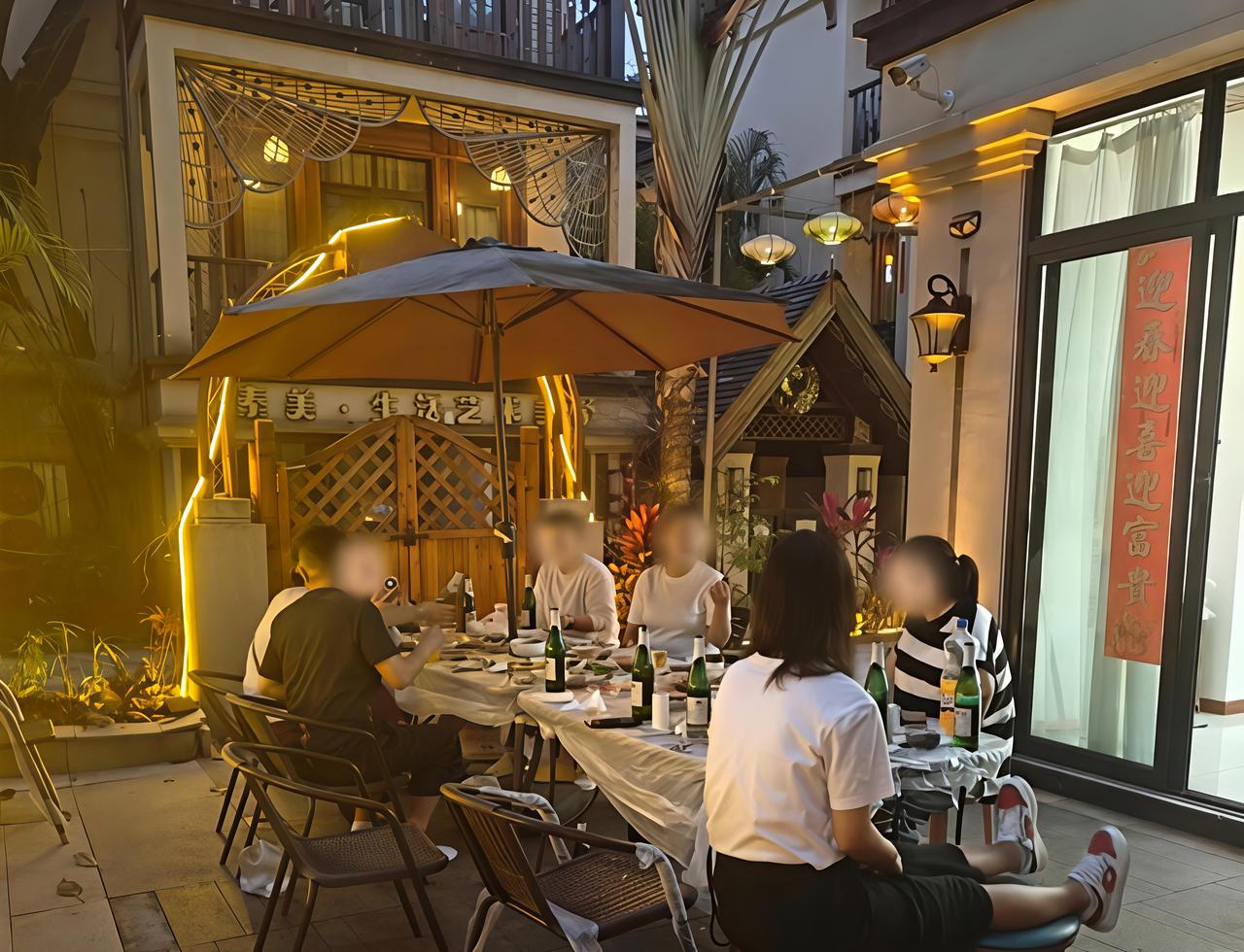 前天晚上酒后我跟盛哥在俺们小区里转悠，我说盛哥我带你看看小区里一楼有几家戴院子的