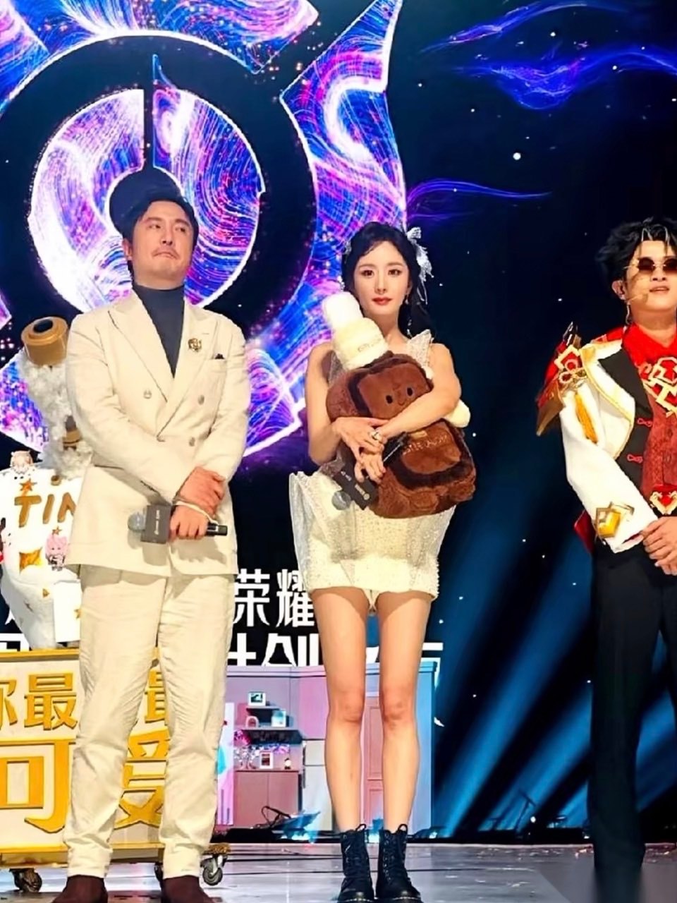 娱乐[超话]杨幂沈腾熟人局的松弛感杨幂抢走沈腾的公仔 熟人局的松弛感 ​​​