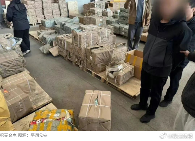 #假冒新华书店卖盗版书产业链被捣毁#【100多家“新华书店”？全是假的！警惕直播