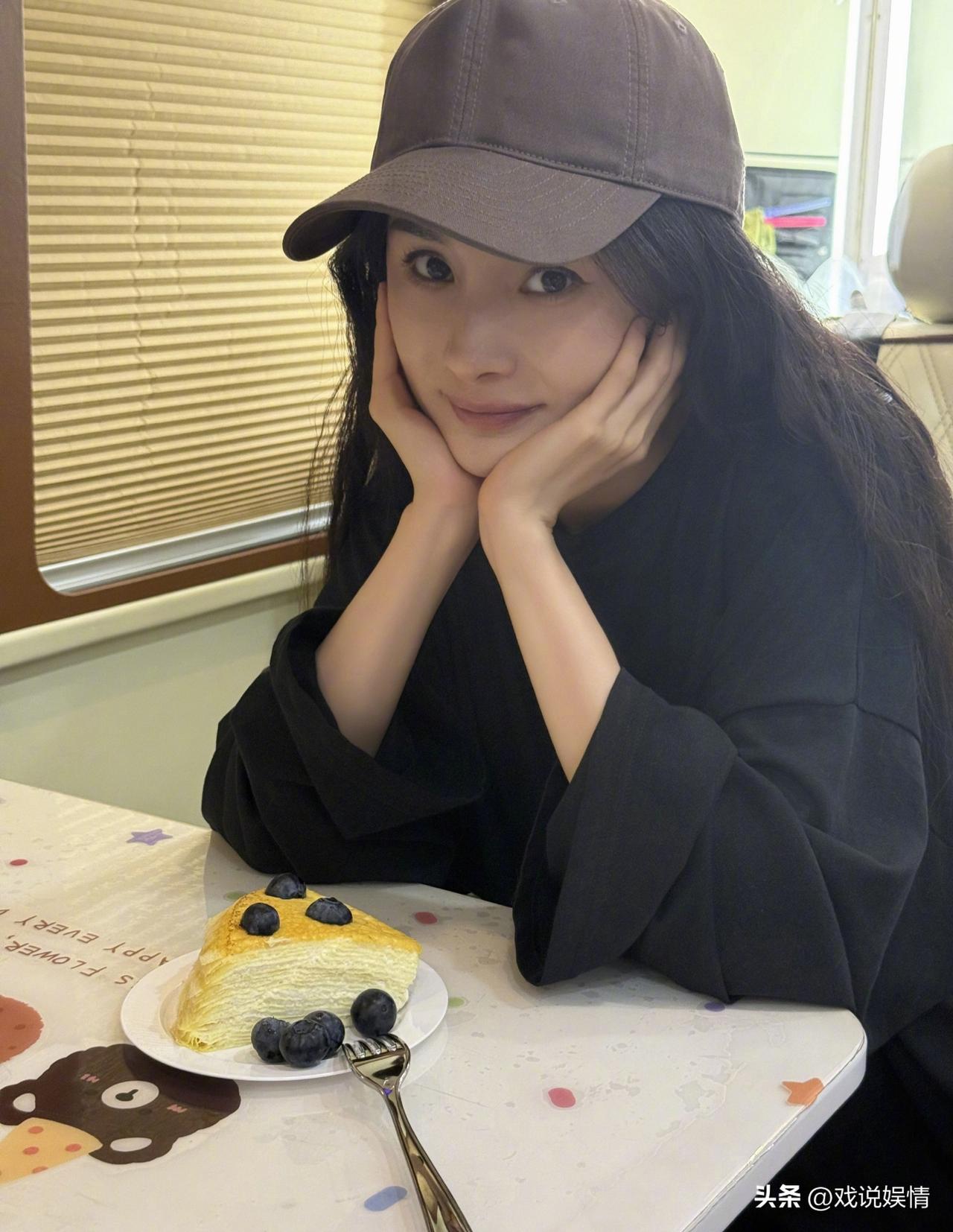 杨幂晒近照宣传新角色！
6月5日，杨幂晒出近照。休闲棒球帽搭配宽松黑衣，杨幂手托