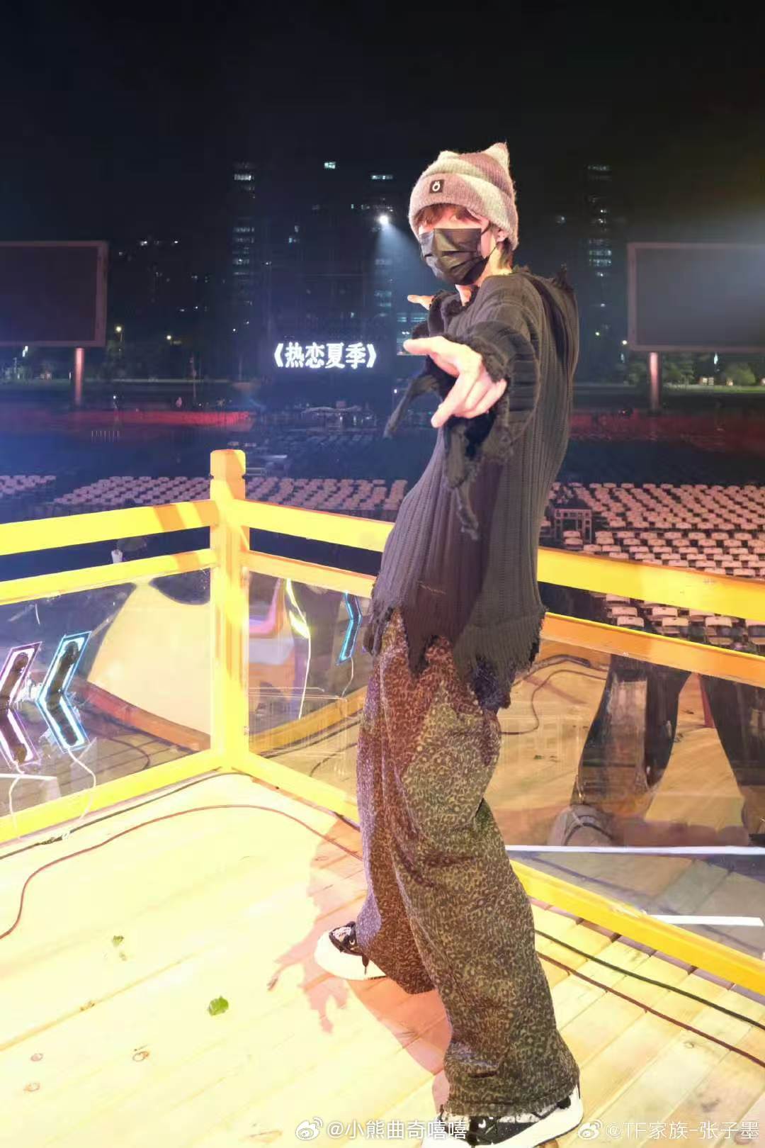 张子墨新歌节目首唱舞台 私下清爽日常，舞台上气场全开！温柔白西装干净亮眼，彩排随