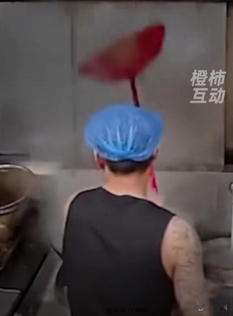 佛山顺德一家“矮萝卜·江西菜馆”的后厨，厨师朝锅里吐口水，还把扫把伸进炒菜锅涮洗