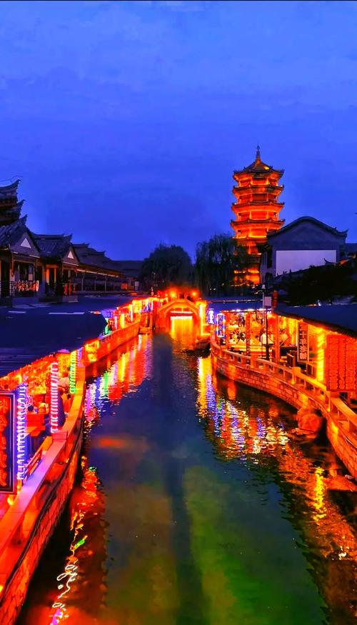 春风拂面，滦州古城青龙河上花船巡游正盛 。装饰精美的花船缓缓穿行，水波轻漾、繁花