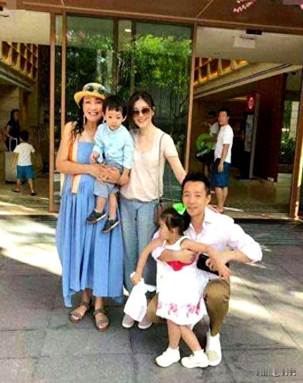 大S手上那枚纹身婚戒最近又被翻出来说事儿了，网友笑称这年头连明星都开始搞“虚拟珠