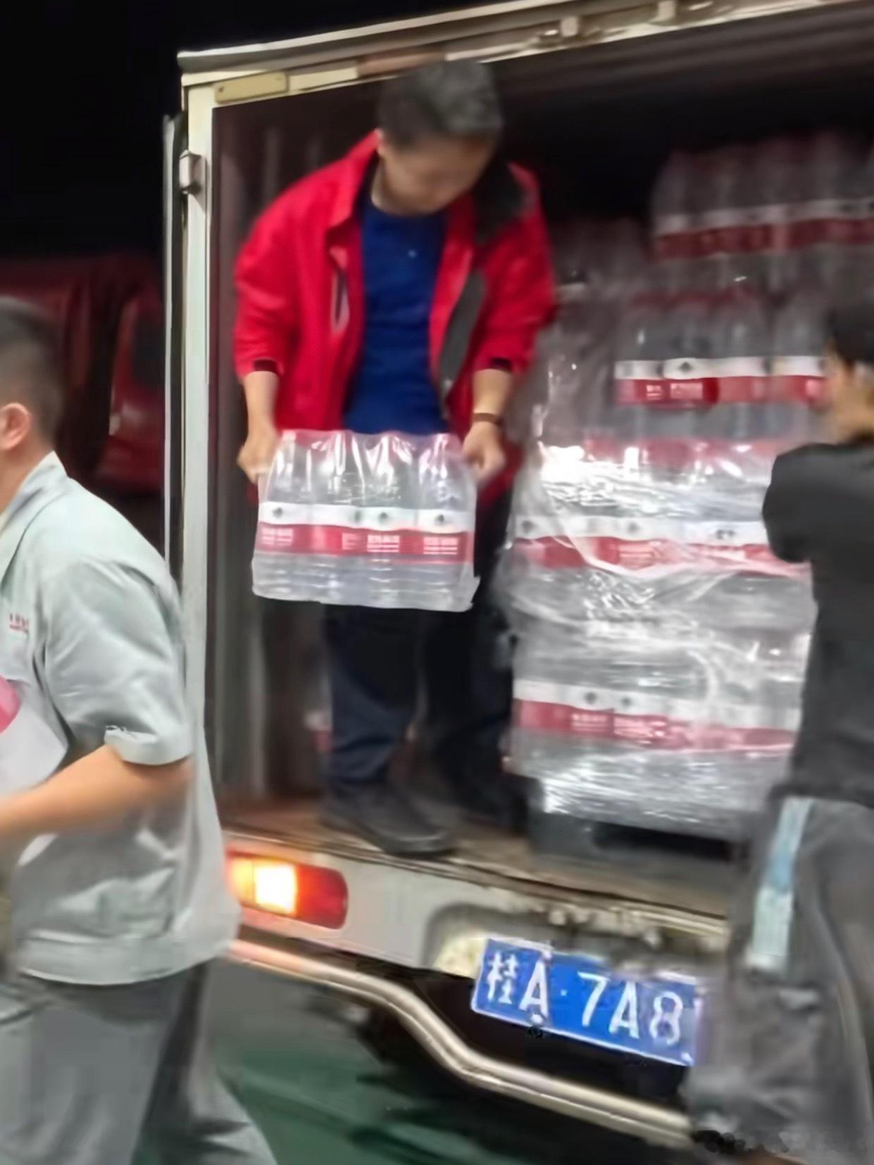 台风把广西折腾够呛，幸好农夫山泉捐赠1000万驰援广西又是捐钱又是送水，新工厂当