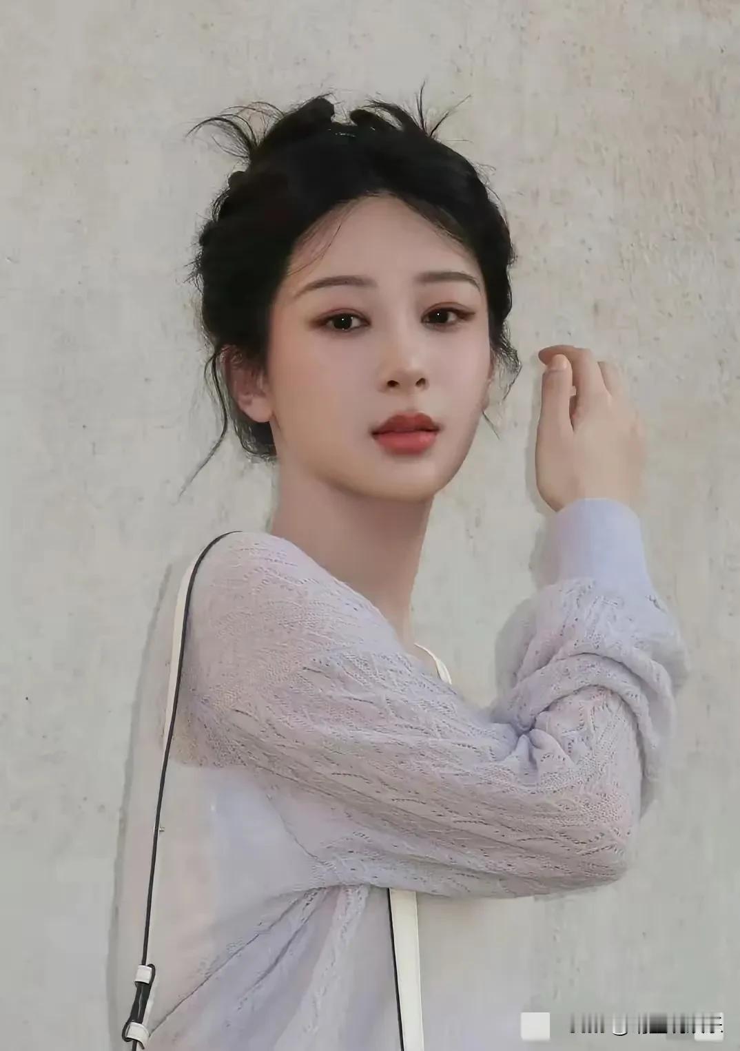 杨紫的美商终于回来啦？
服装清新简约，妆造大方耐看，
头发慵懒松弛地盘起，没有一