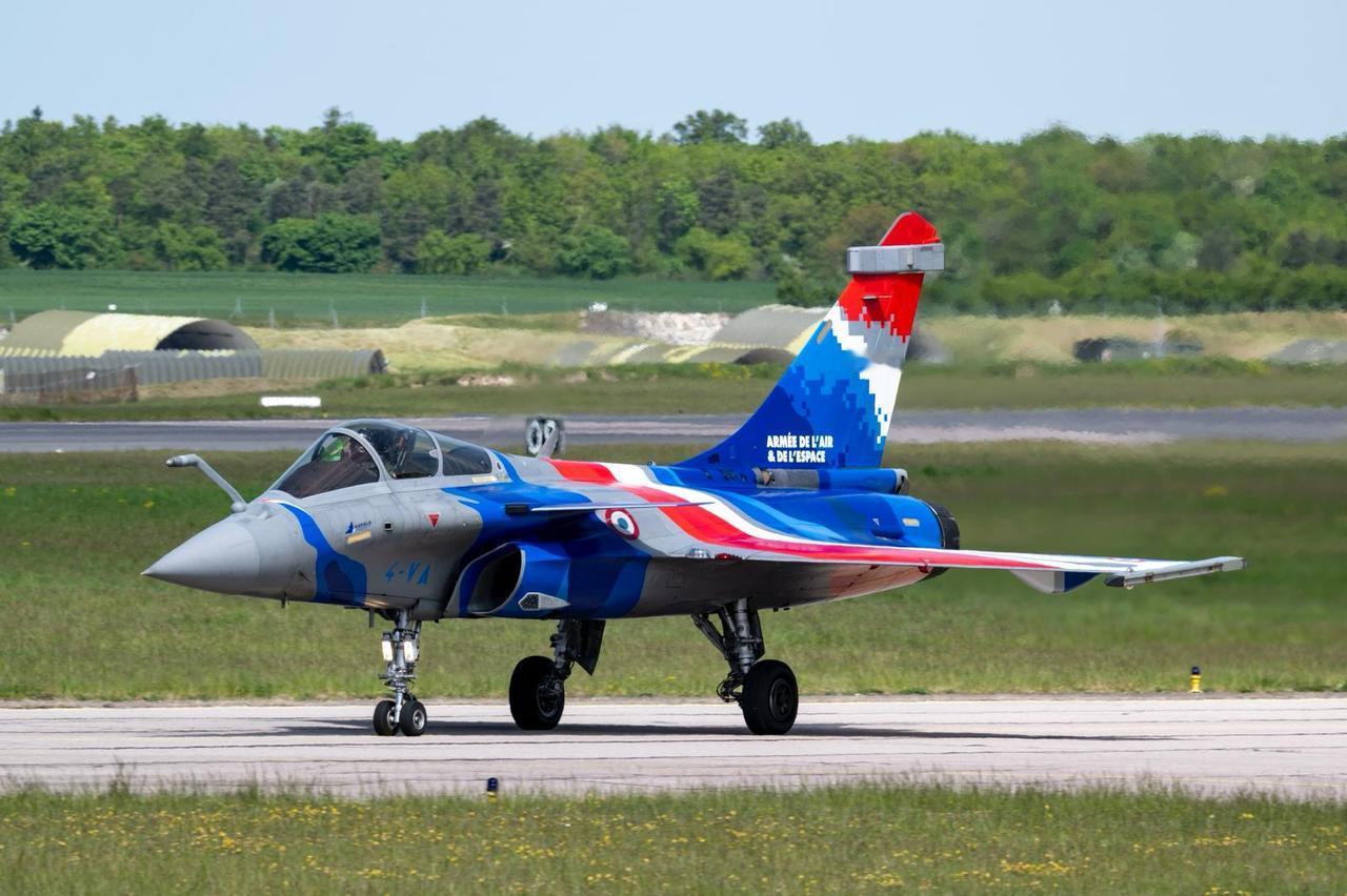 4月29日，法国空天军宣布，“阵风”战斗机单机表演队更换2026款全新涂装。