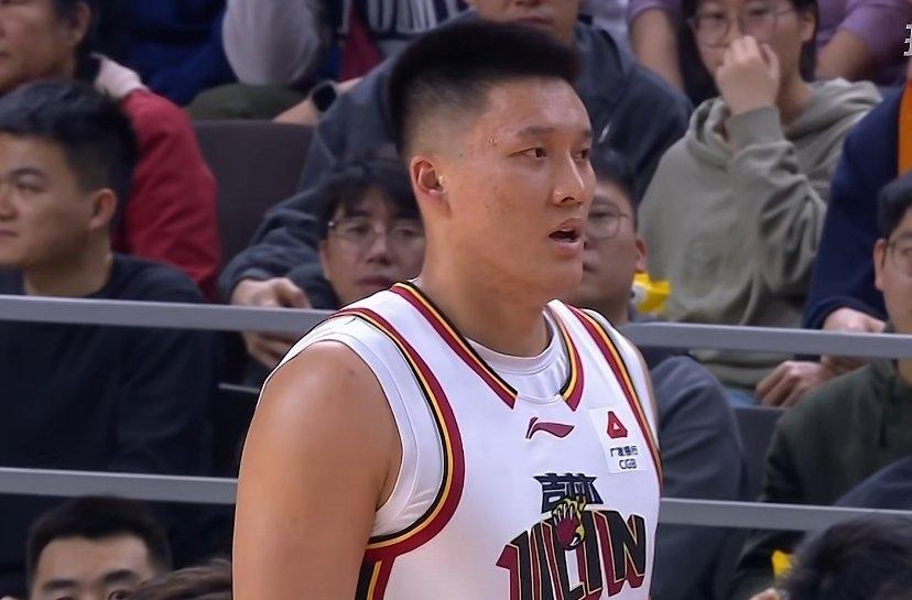 不吹不黑！今日闫鹏飞和曾繁日对决数据对比！！
 
闫鹏飞： 本场比赛上场21分钟