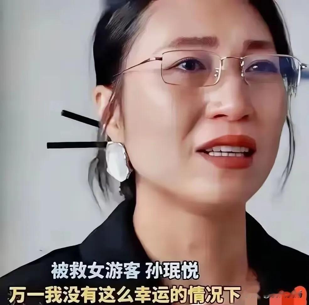 浙江金华龙潭大峡谷，38岁的妈妈为给女儿拍照，脚底打滑，从20米高的悬崖砸进深潭
