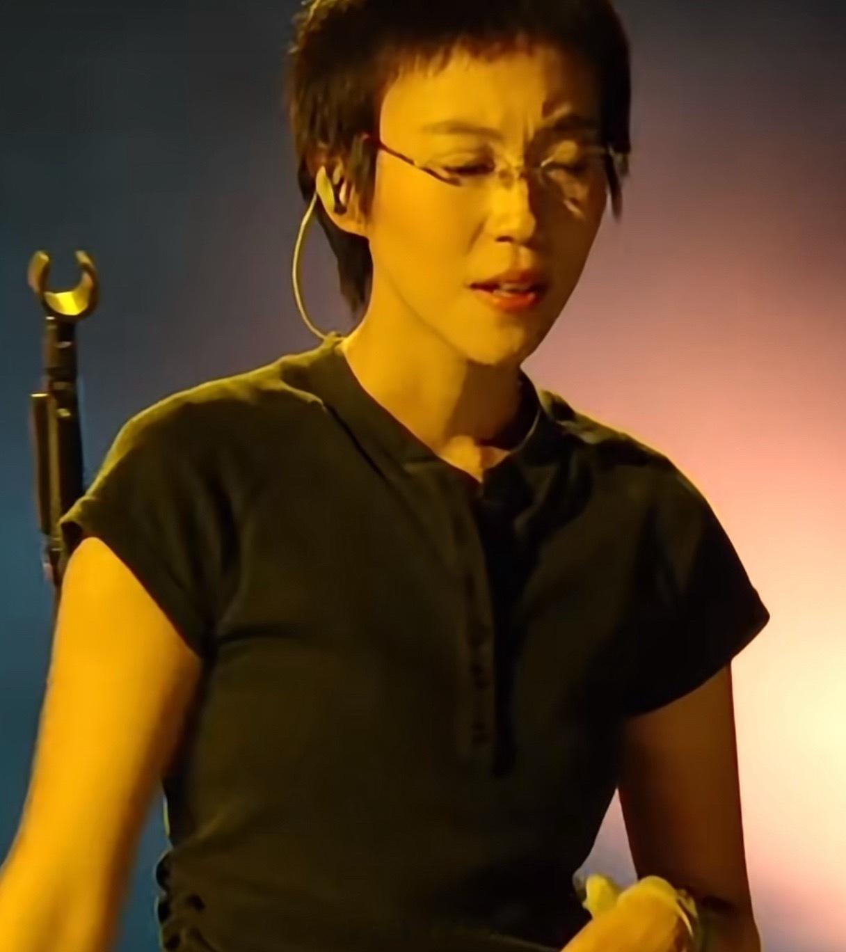 歌手直播窦靖童 王菲的声音窦唯的造型第一期唱的和野花没觉得多像，这首歌的声音真的