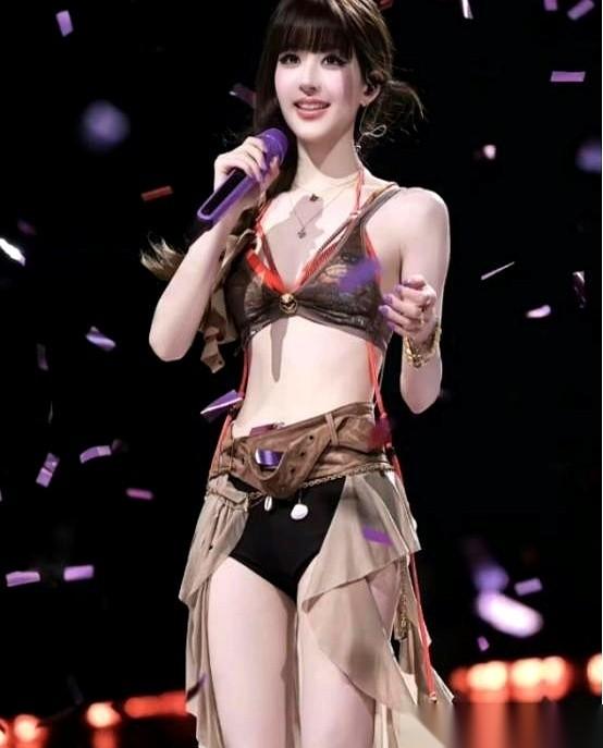 几块巴掌大的布料，配上走音的调调。
大半夜刷到这几个女星演唱会的热搜，我手机差点