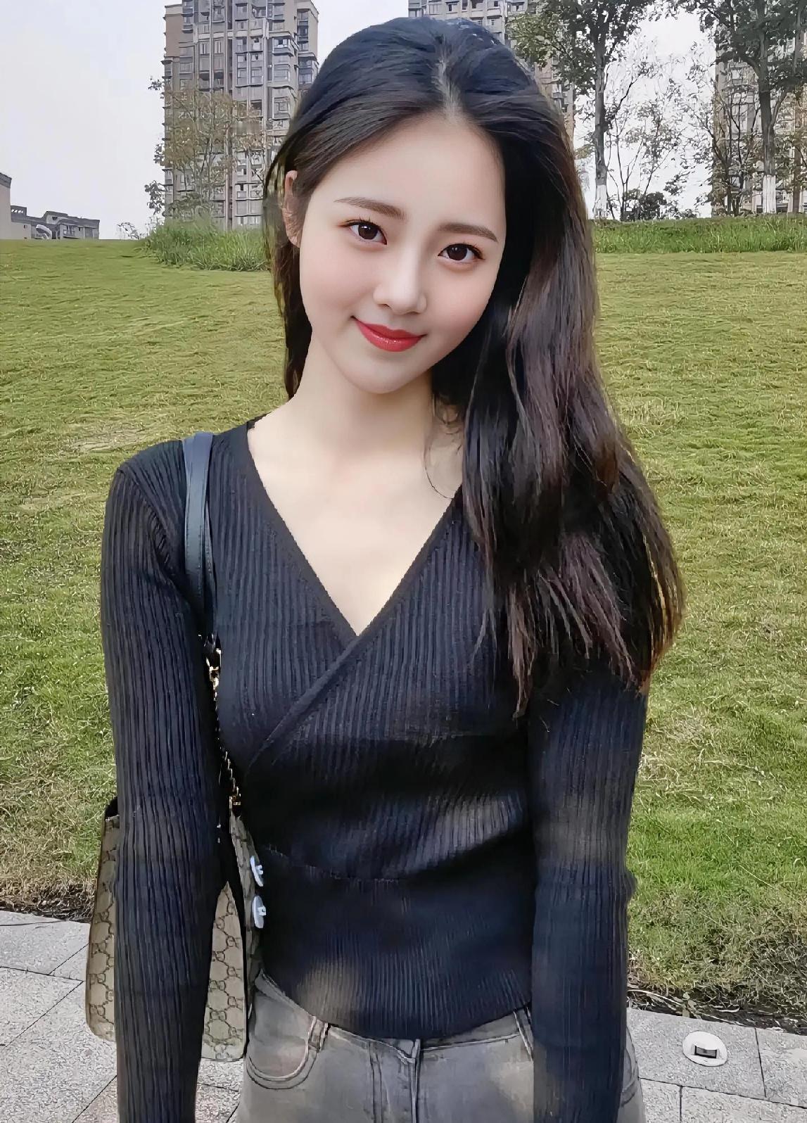 上联：互敬互爱家庭和，
下联：推杯换盏朋友多。

朋友们仔细看看对联，稍微琢磨会