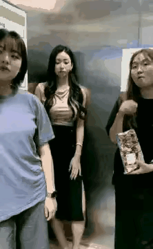 真不把自己当外人，拿的理直气壮，吃的津津有味，当人家走出电梯瞬间，不知道尴尬不。