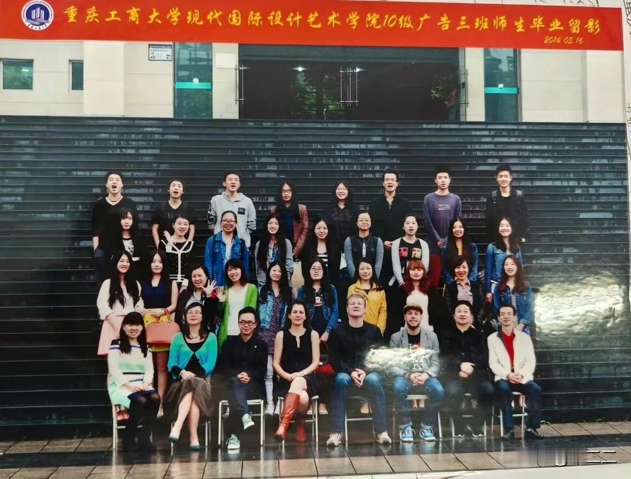 哈哈哈现在才看懂这个毕业照[笑哭]原来5班的肖战是背着双肩包路过的，因为人气太高