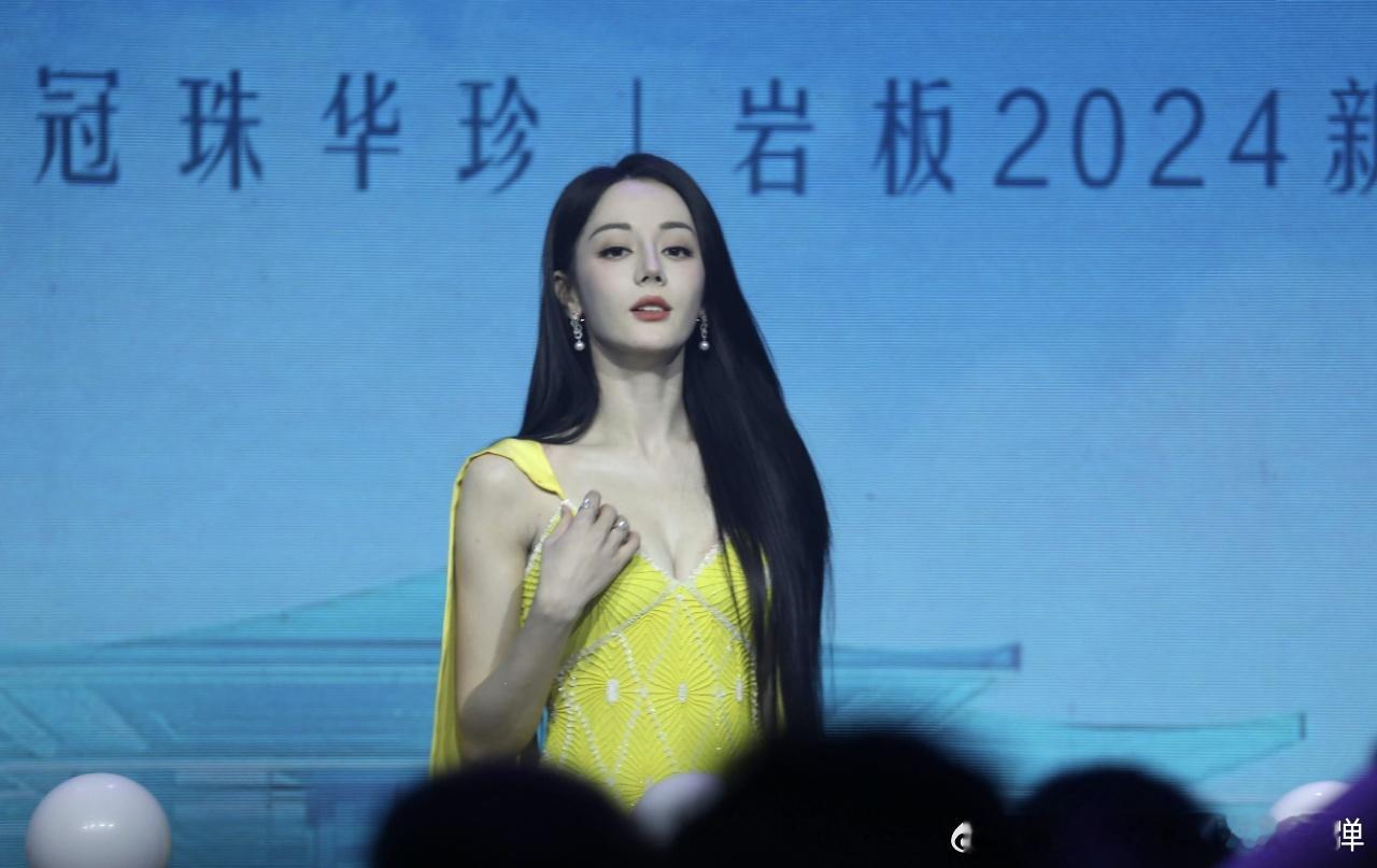 #迪丽热巴柠黄长裙# 这一身柠黄长裙的迪丽热巴，实在是太美啦。 ​​​