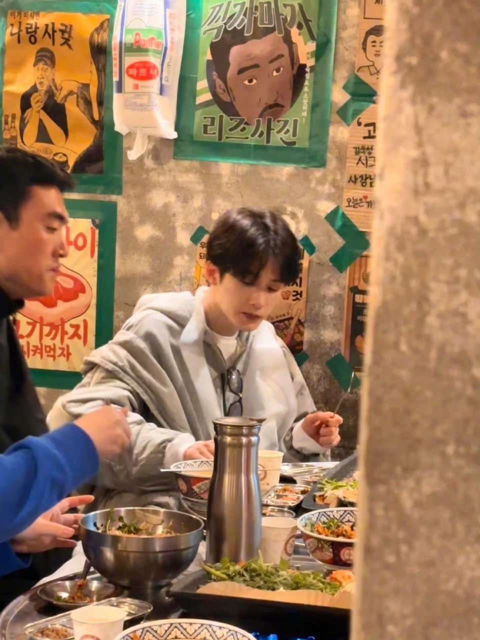 差点问檀健次要联系方式了 这偶遇也太让人羡慕了！檀健次在韩国吃烤肉被网友撞见，私