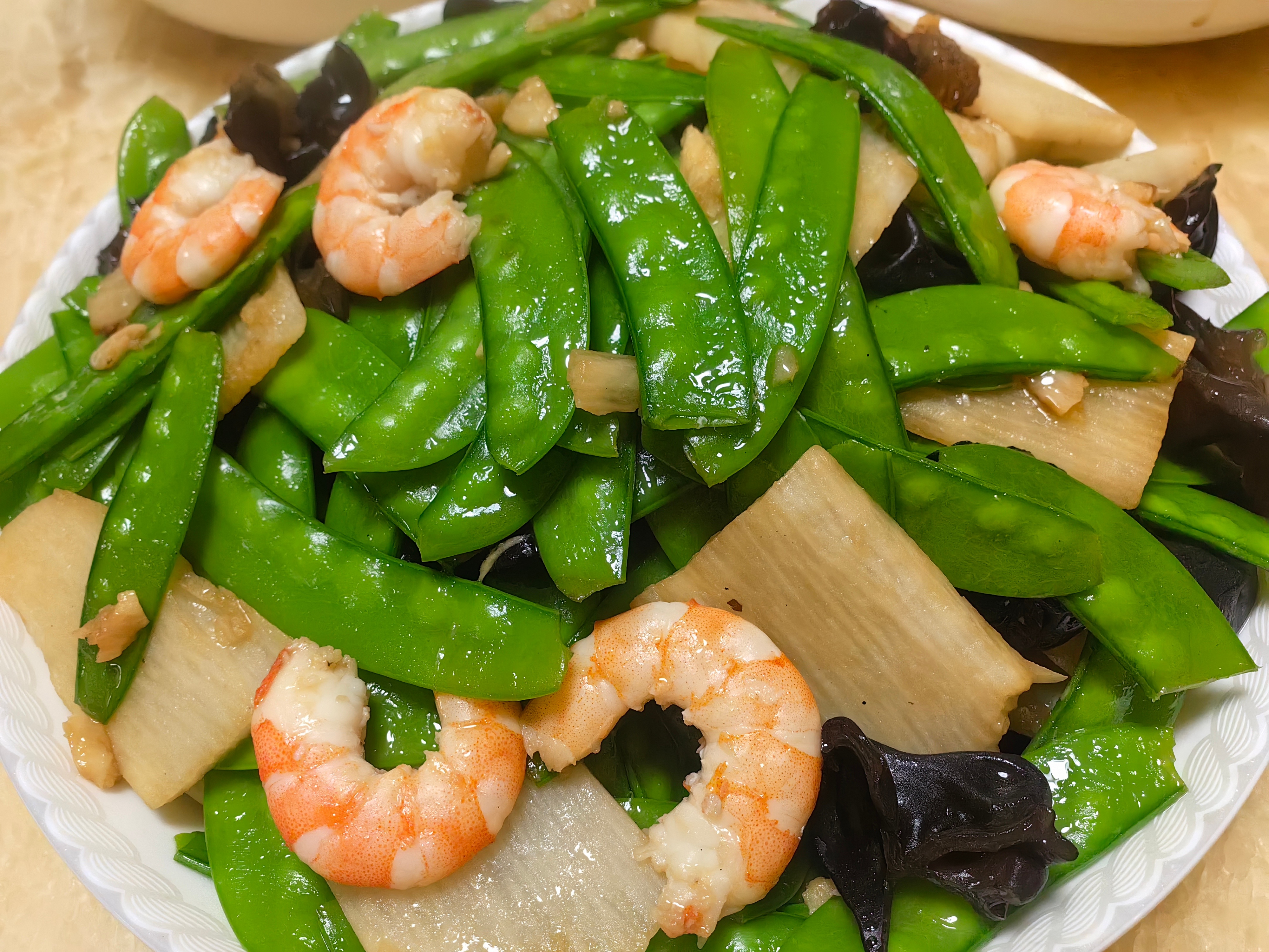 家常菜[超话] 香辣大闸蟹，可口鸡翅，淮山黑木耳荷兰豆炒虾仁，佛手瓜，红烧鱼。排