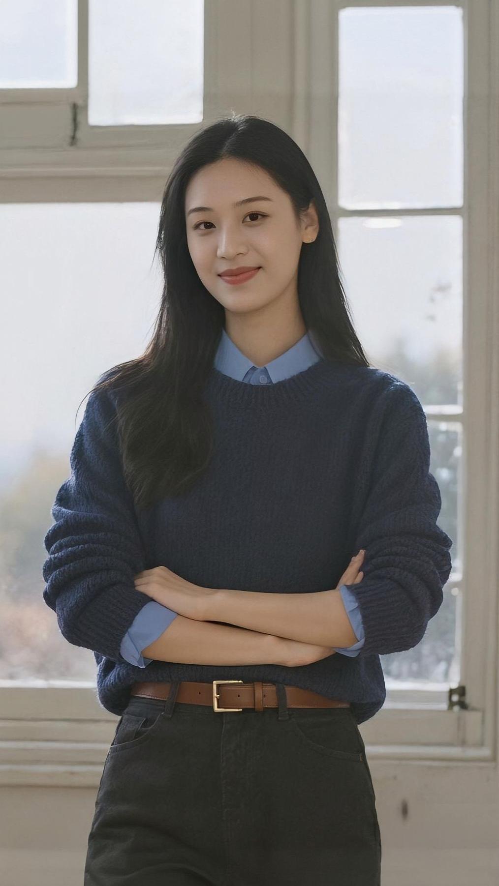 窗畔晴光落素衣，
蓝衫叠暖映清辉。
眉弯浅漾春风意，
眸底深藏静者机。
抱臂凝思