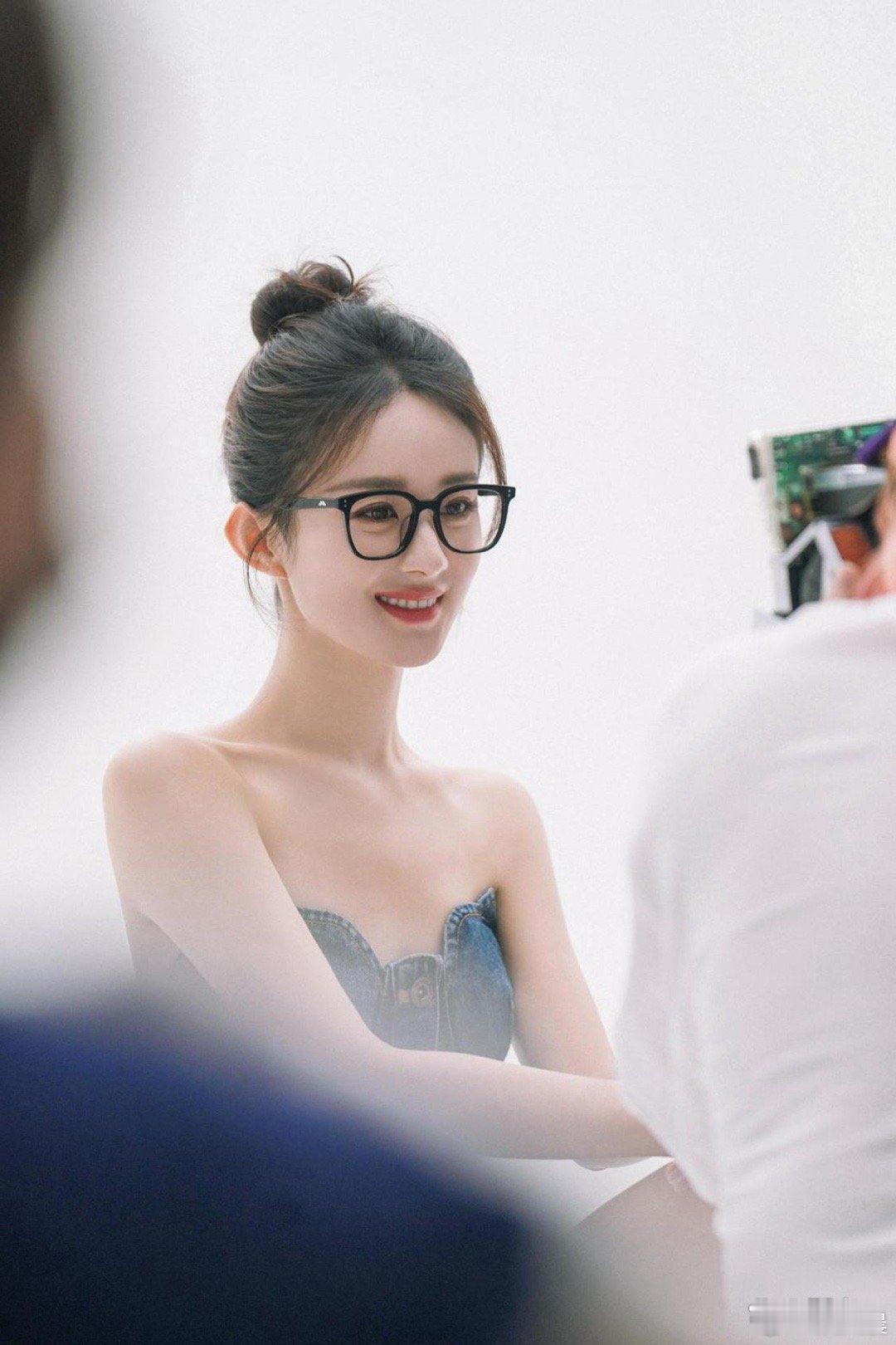 赵丽颖这身穿搭也太好看了吧！简约又不失精致，完美凸显气质，美到让人眼前一亮～ 