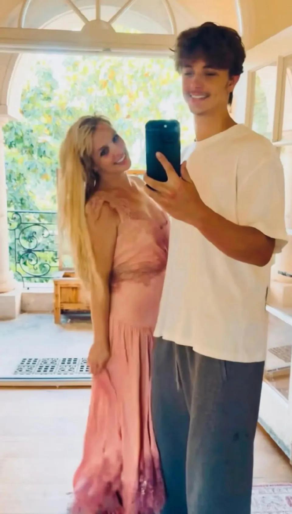 布兰妮晒与19岁儿子合照！
布兰妮近期在社交媒体上分享了与19岁儿子杰登（Jay