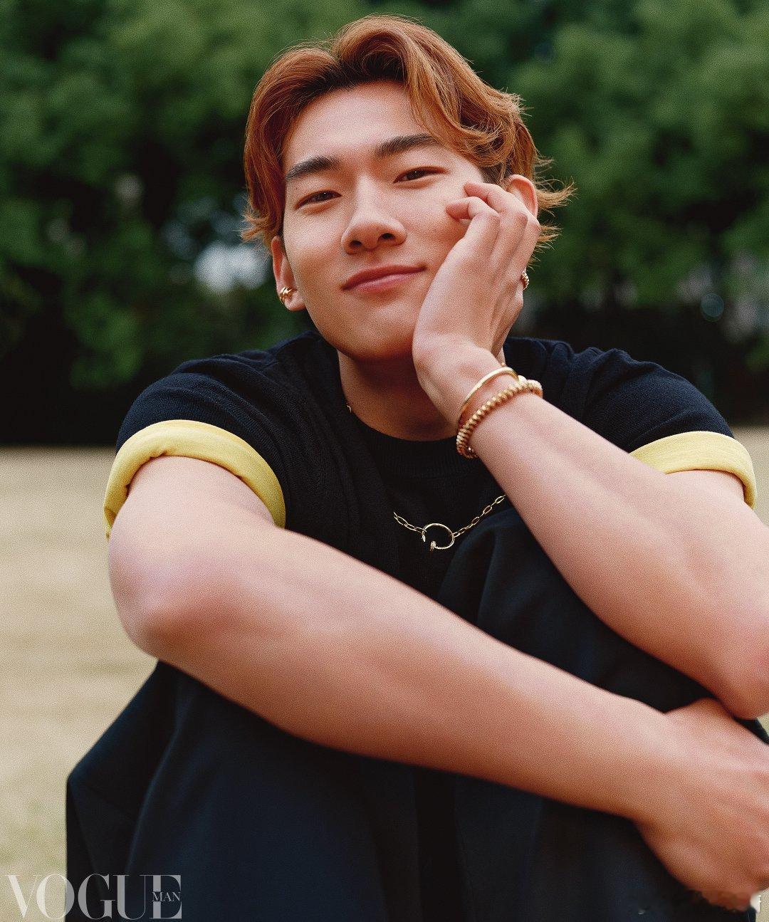 红与黑白撞出春日序曲，少年在树影间写诗。野性与温柔共生，这大概就是青春最好的模样