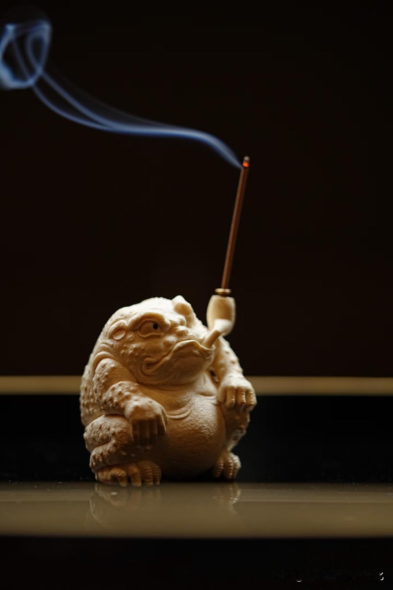 猛犸｜逍遥蛙香插

有些小物，不为端正，只为有趣。

牙色如新雪，温润不张扬。青