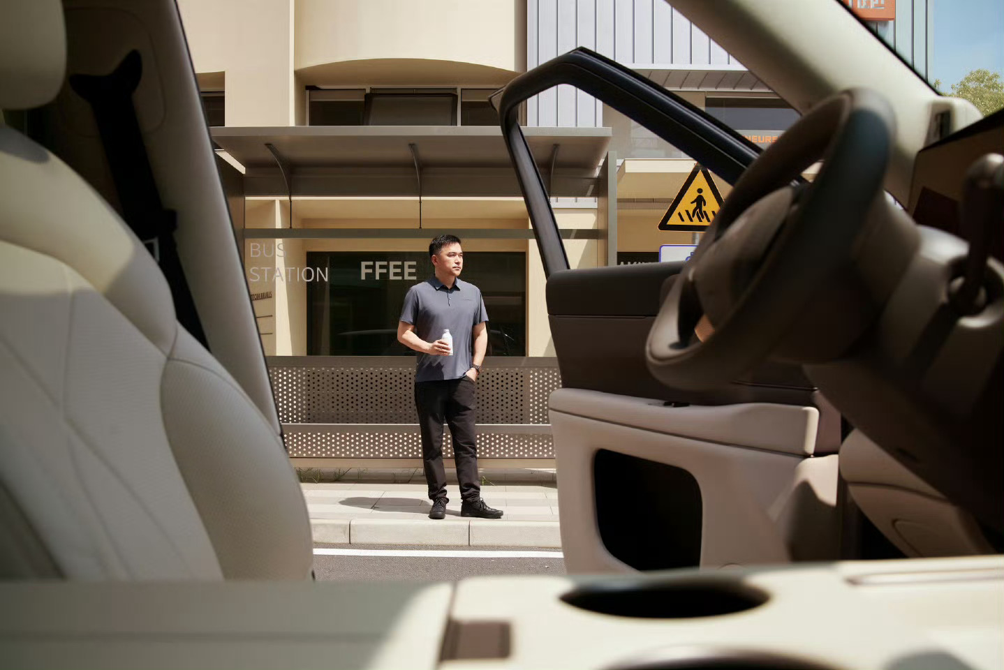 错过了杭州试驾智己LS8，于是派了我集团真挚好友，杭州湾头部博主，70后男大。你