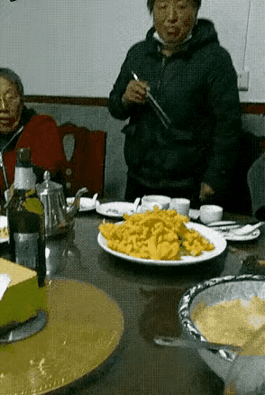 唉呀妈呀，大妈吃席太彪悍了

大妈今天真高兴，要到县城酒店去吃酒席。菜刚上桌，大