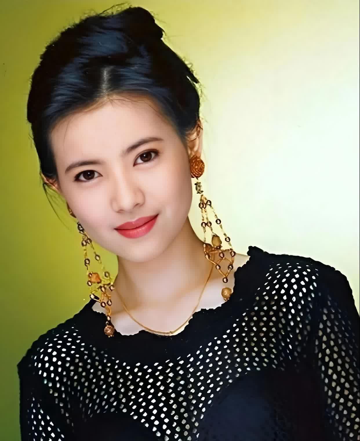 1990年，李立群第一次见到蓝洁瑛时，当场愣了三秒。他偷偷拽过刘松仁，压低声音说