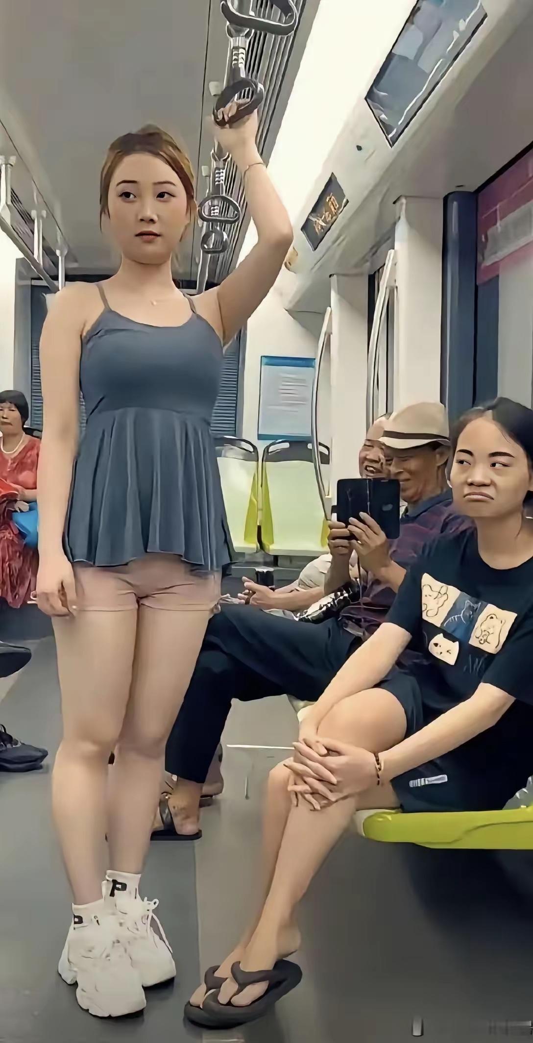 一个时尚的女孩子登上地铁站在中间，引起人们的关注，人们的表情各异，女人对她不肖的
