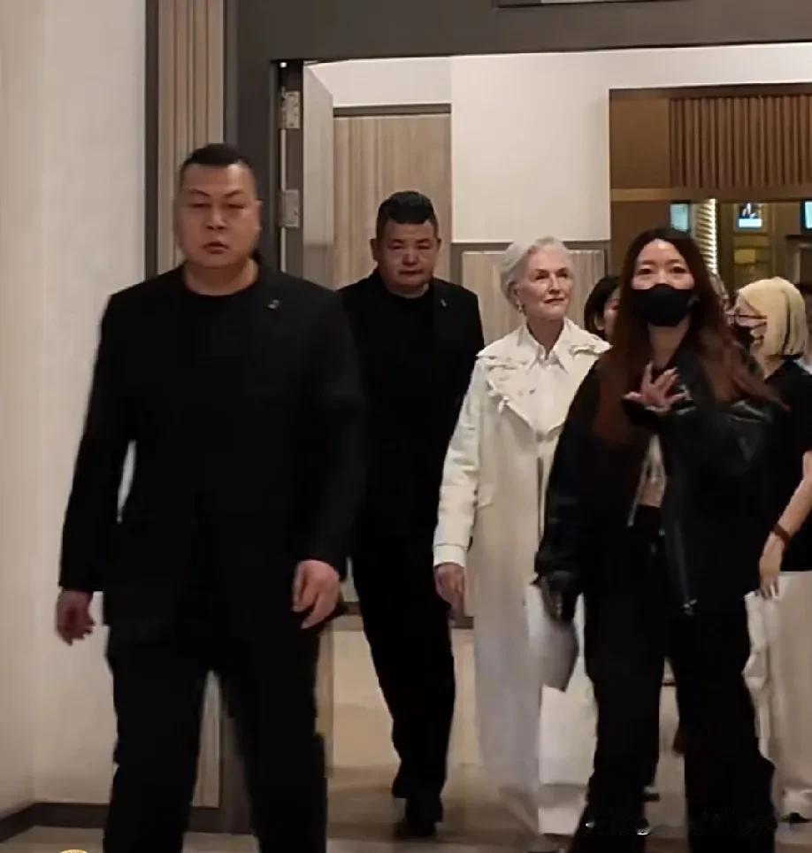 什么活动竟然请到了刚助选完的马斯克母亲大人，这可真是个大新闻！在美国，她可能享受