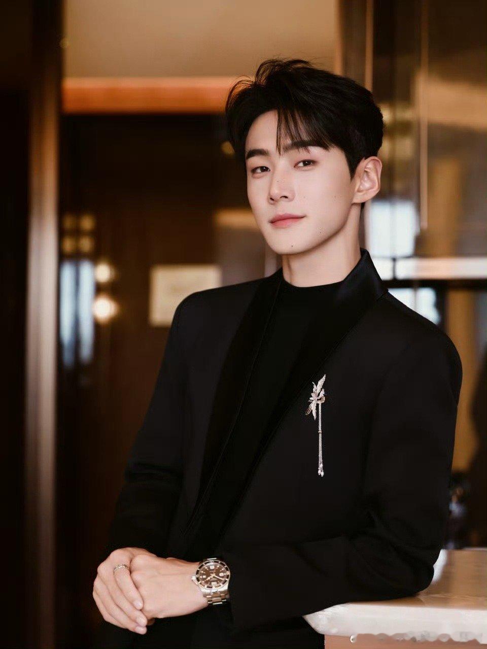 李卓扬带增高鞋垫走红毯鎏光盛典李卓扬红毯道具太阳花的小巧思也太细节了吧，走的每一