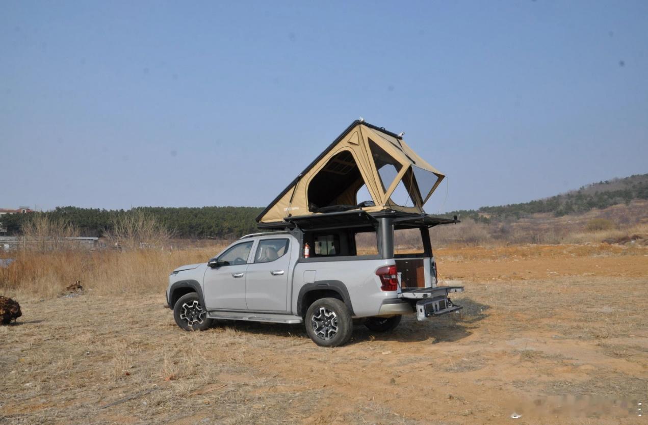 增程带帐篷皮卡，长安猎手远行版上市。新车做到了：增程混动+四驱带锁+标配帐篷，全