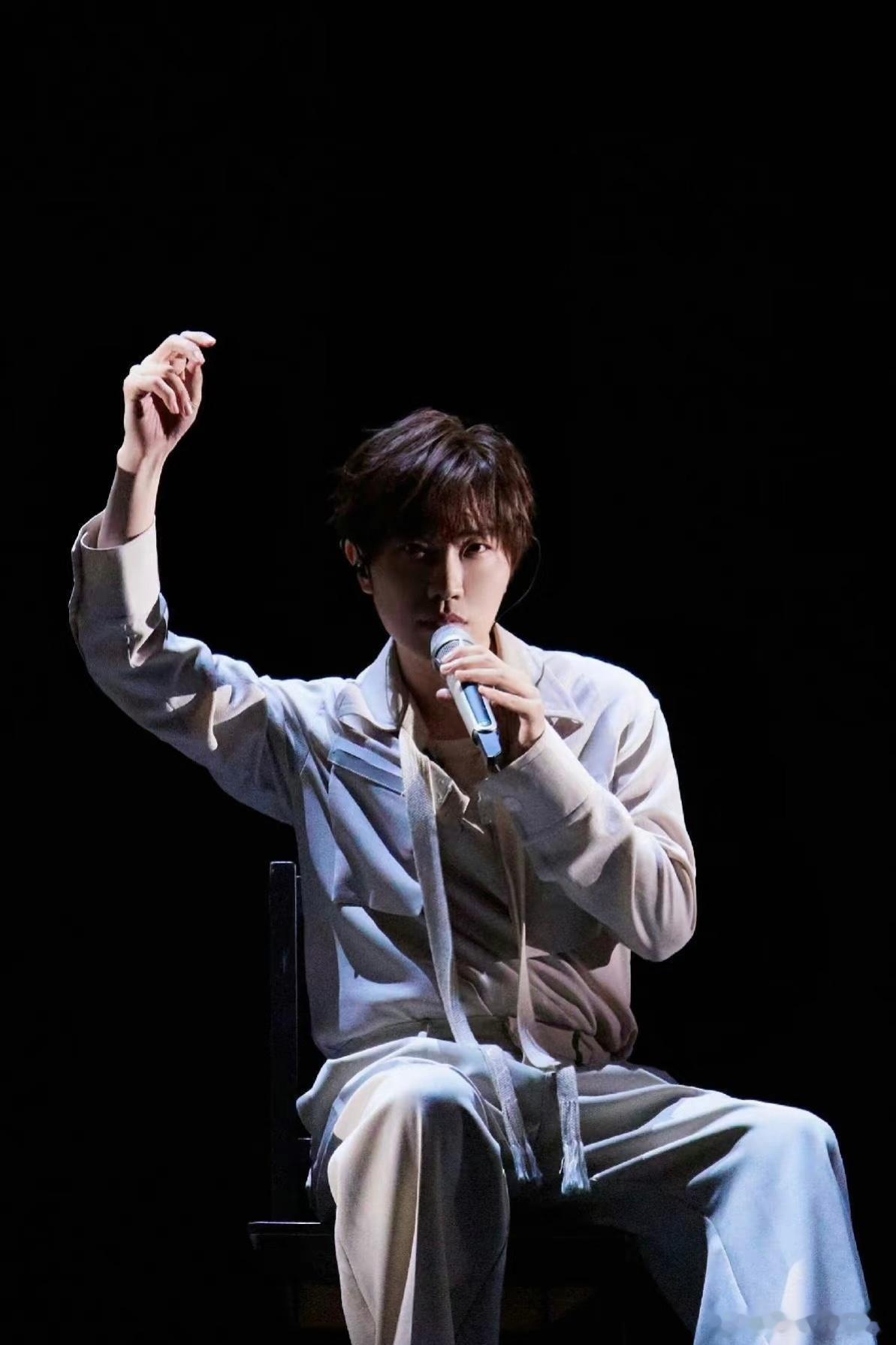 徐良 我怕没有人需要我的音乐 他是一位用音乐传递情感的歌手，每首歌都是一段故事，