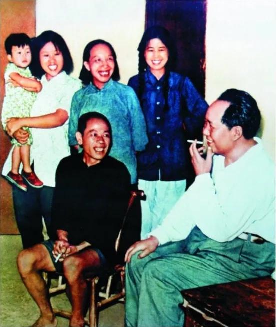 下图是毛泽东1959年回韶山时与乡邻的一张合影，照片中抱着孩子的年轻女子，正是后