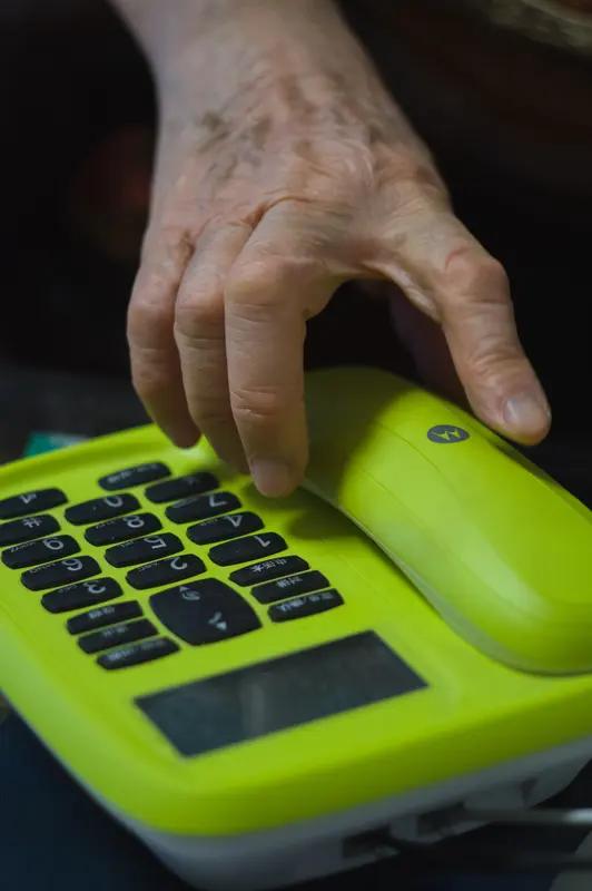 最近逛闲鱼，发现大量移动定制“孝心通”在卖，只要58块，而电商价高达799元，这