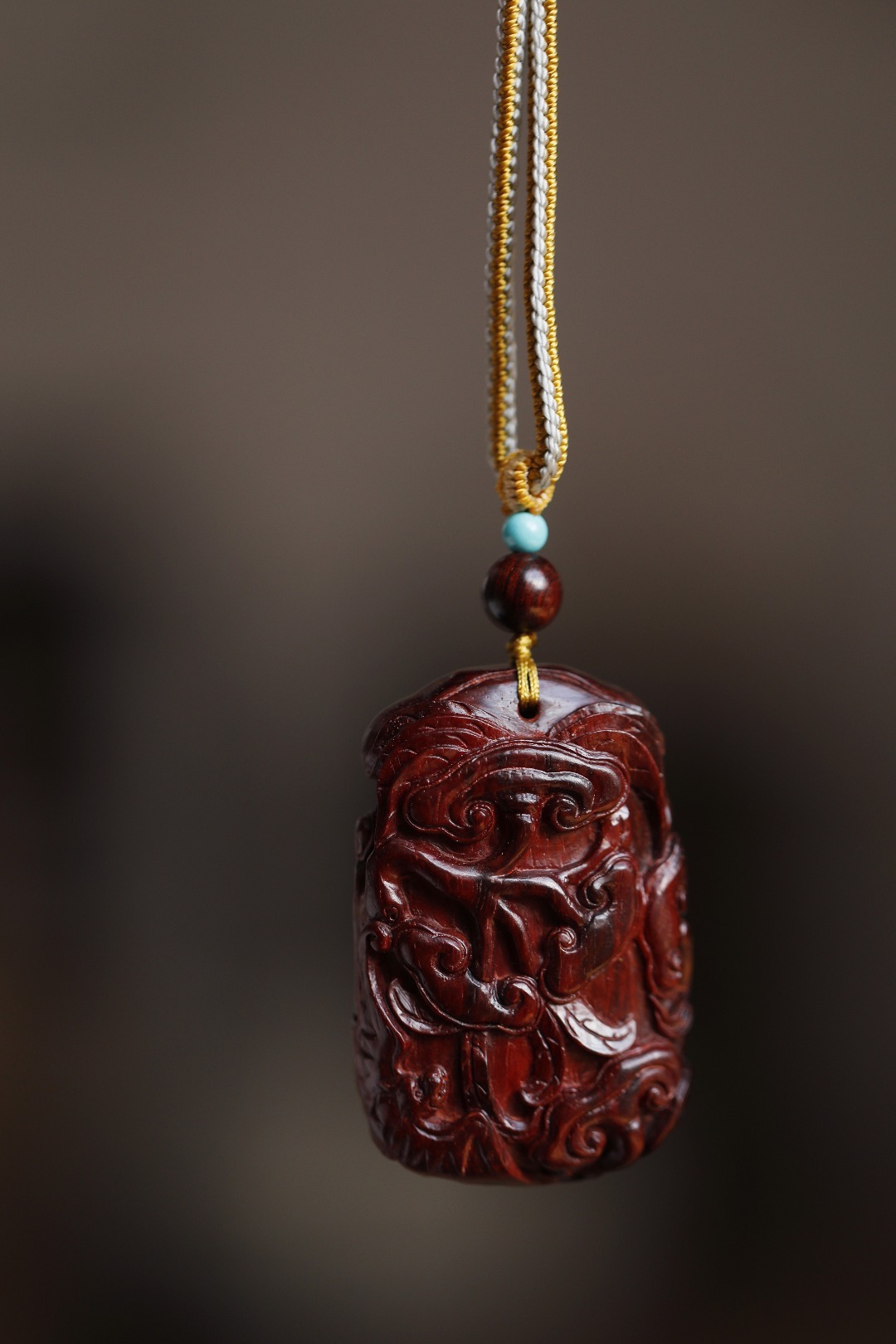 小叶紫檀【灵芝】吊牌紫檀色泽厚重，富有油润感，双面雕琢灵芝，精致非常，可日常佩戴