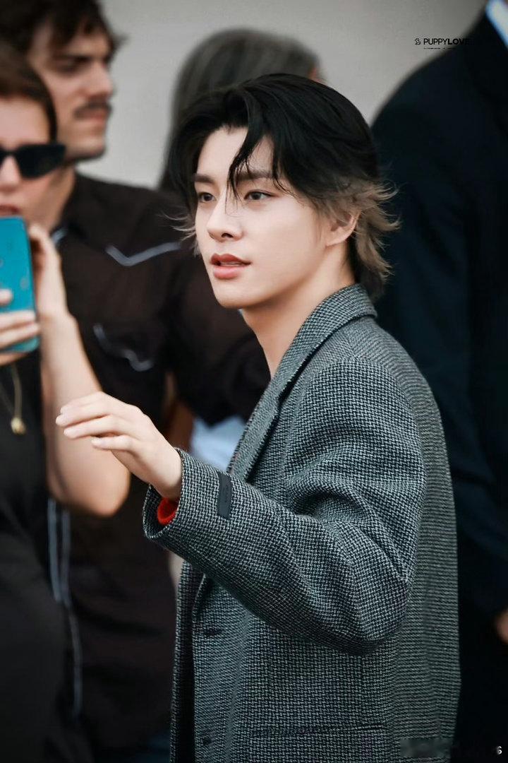 家女闪耀米兰了哎呀你看这事闹得 