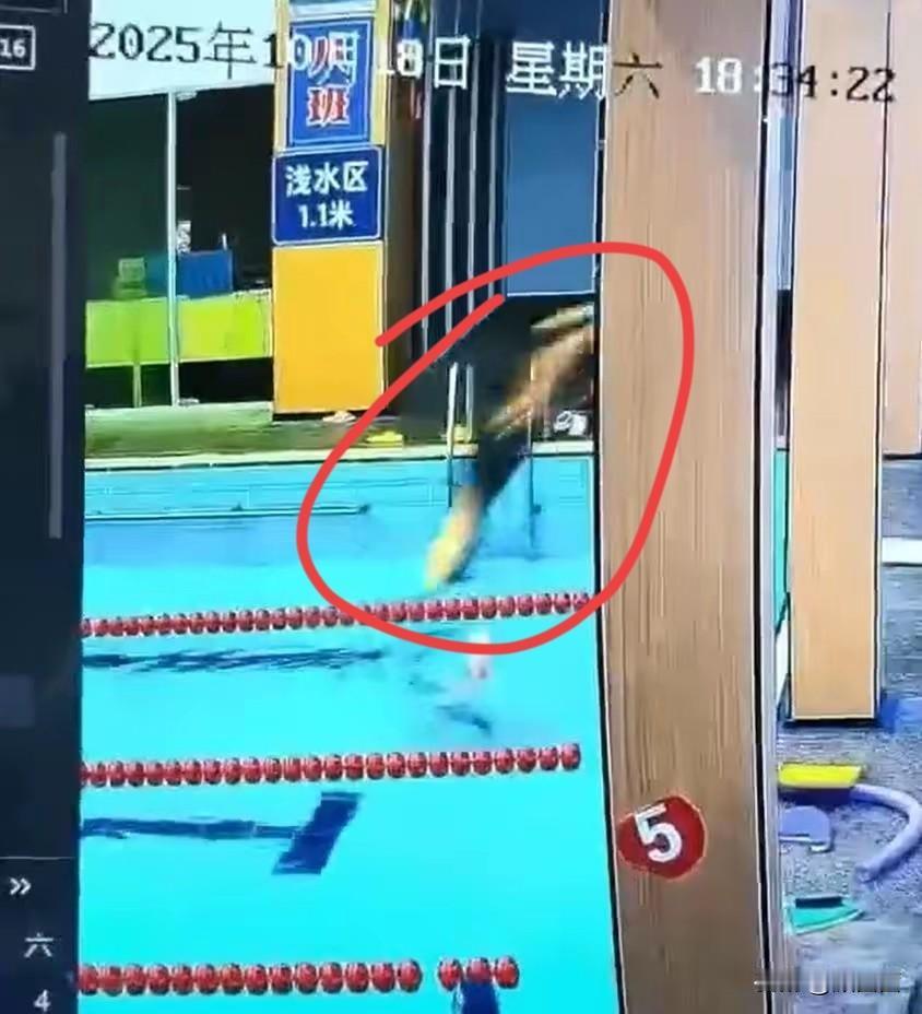 宁波37岁男子游泳馆浅水区跳水离世，7岁女儿呼救无人应，这教训太惨痛。
 
10