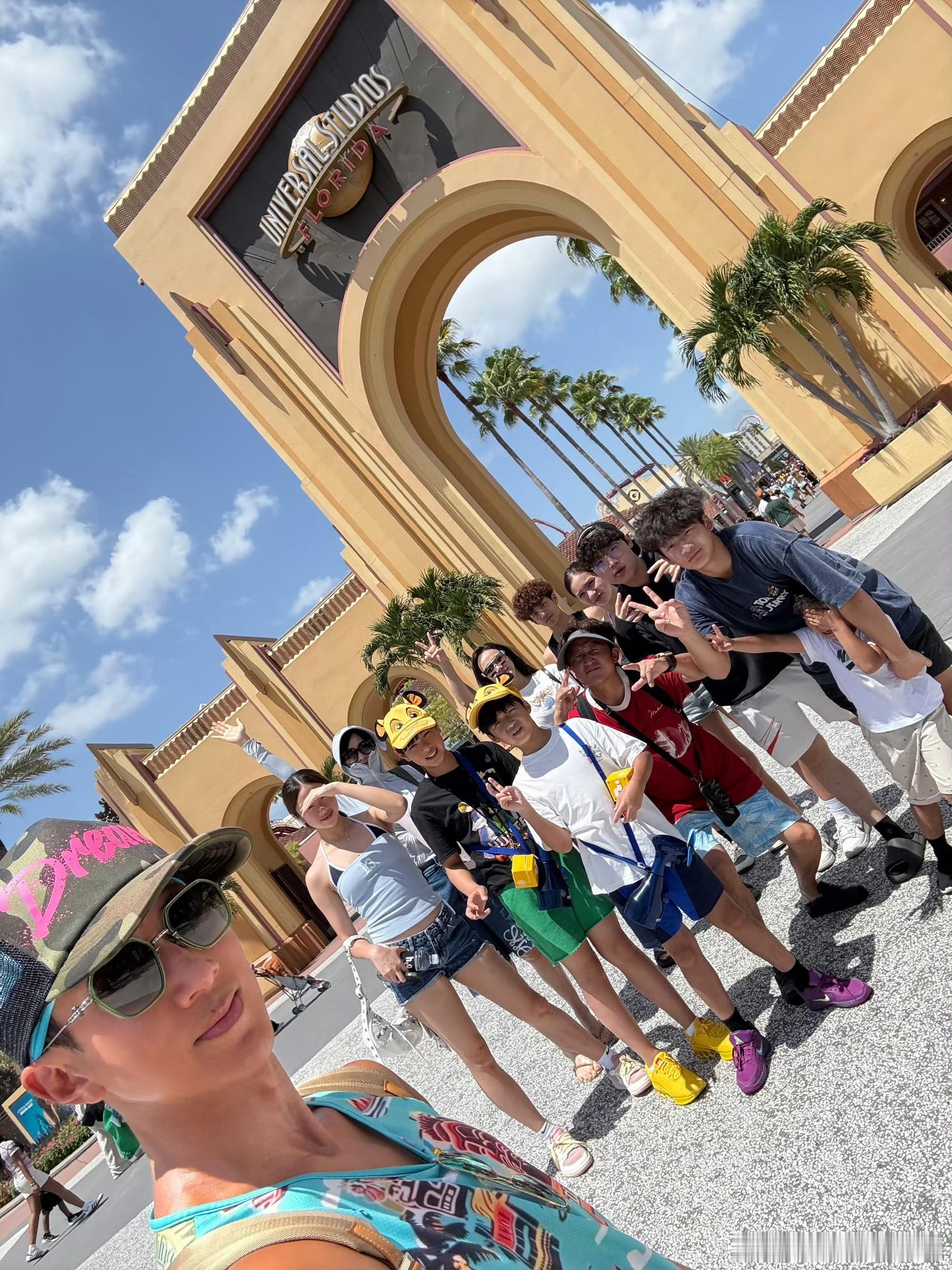 幸福就是和家人一起出去旅行呀～吴尊一家暑期旅行，看起来好快乐好幸福呀。大家都洋溢