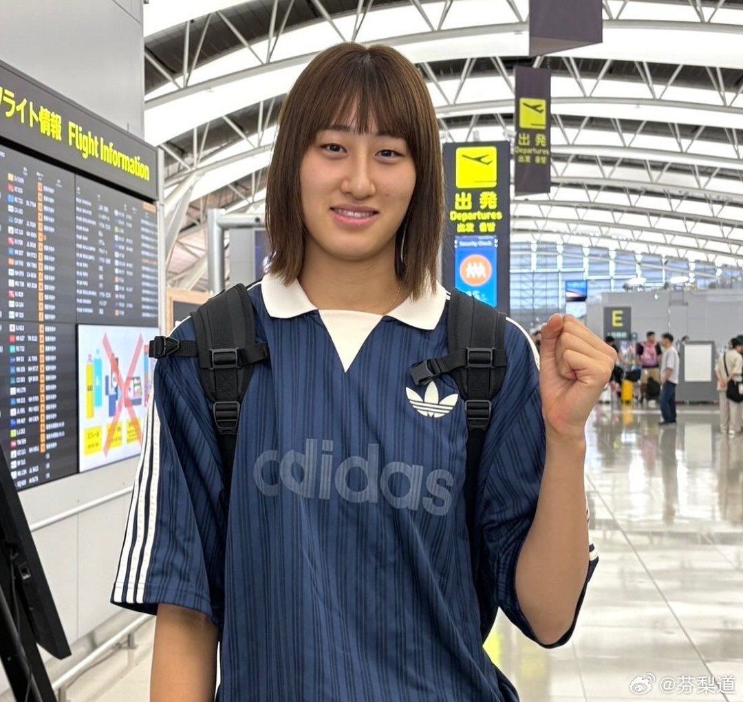 国际排坛动态日本女排19岁、身高1米85的秋本美空已经启程离开日本飞往德国，今年