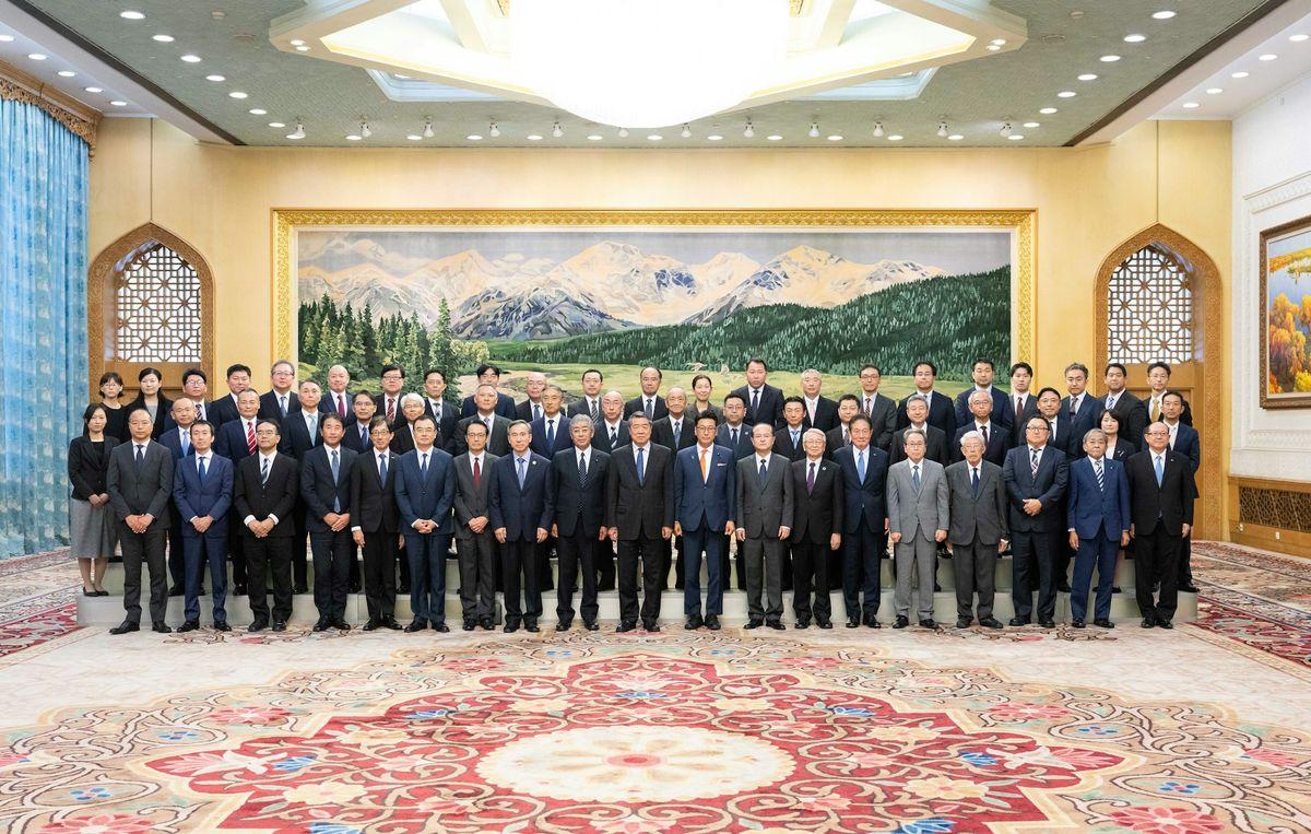 过去近一年，中日关系可谓“冰凉透底”，连带着两国经贸也跌入寒冬。眼看高市内阁还在