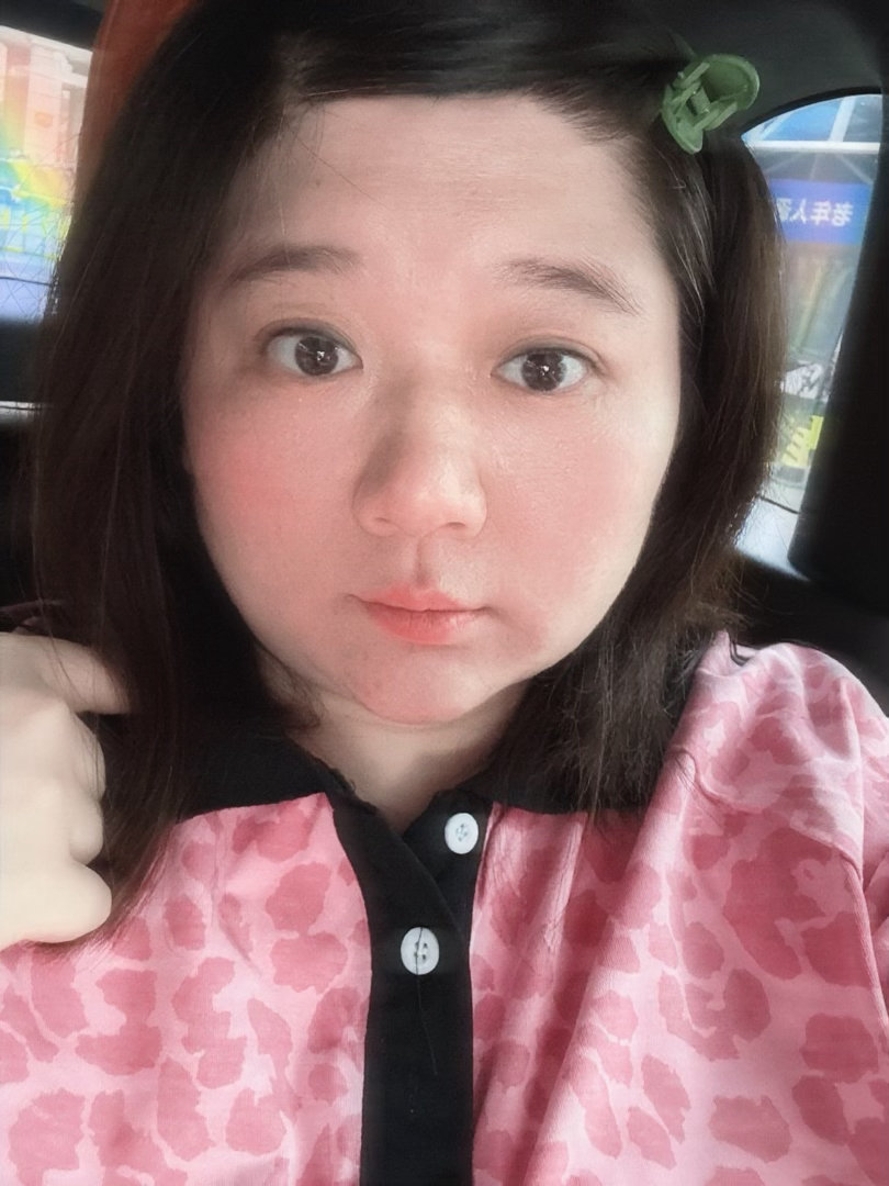哇哦，，刚刚抽血，，那个  30岁  女大夫，，说  小朋友，，你帮我  抠一下