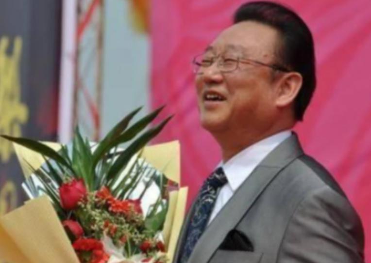 歌唱家蒋大为，凭借许镜清创作的经典歌曲《敢问路在何方》，每周接三次商演，每场收入