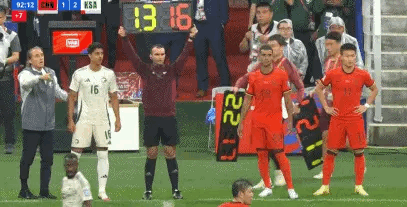 国足1:2被十人沙特绝杀，世预赛遭遇两连败。
红牌的时候我真以为能赢，再怎么也不