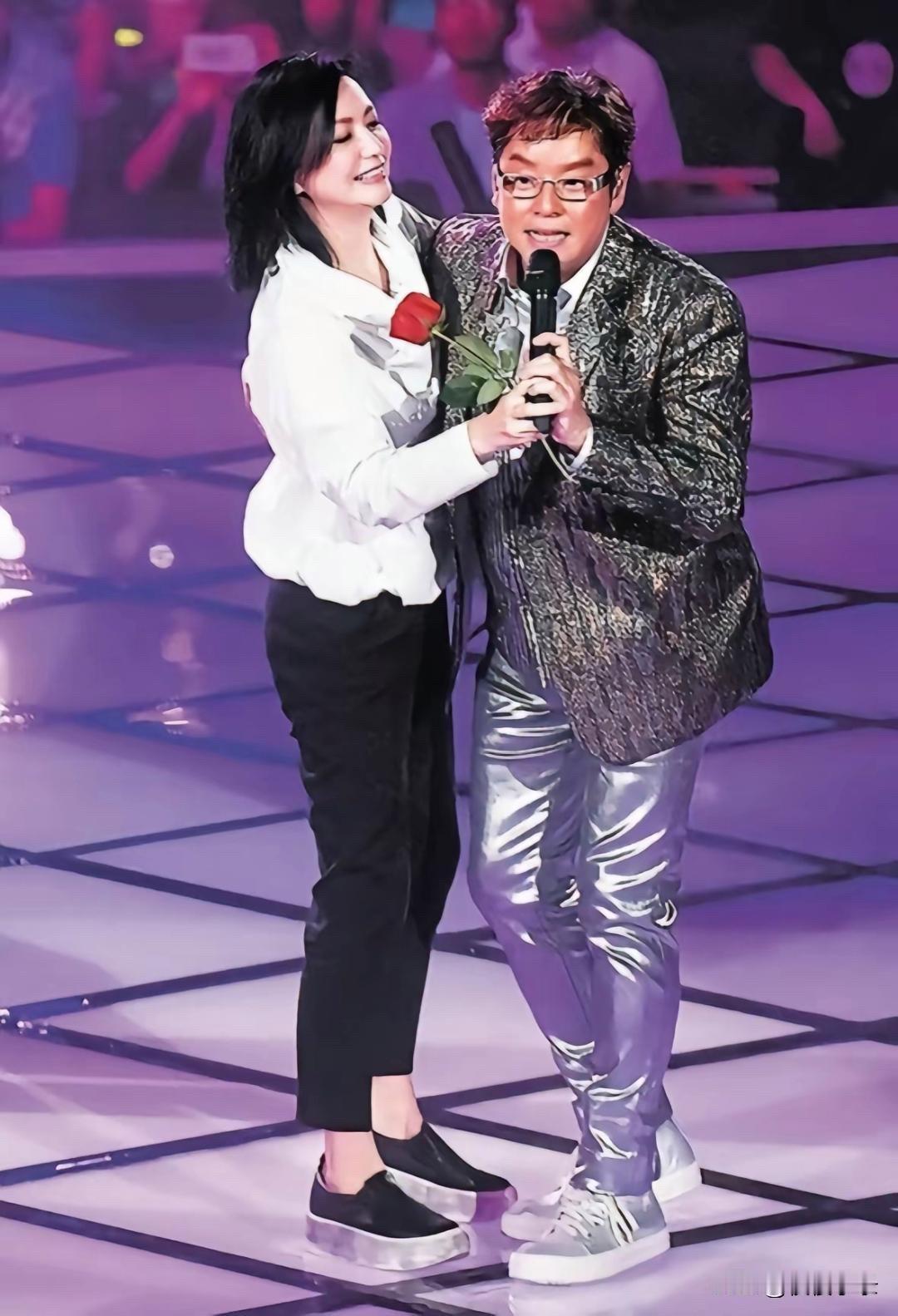 "谭咏麟携手女神，舞台上的默契搭档，歌声动人，情感丰富。"[灵光一闪][灵光一闪