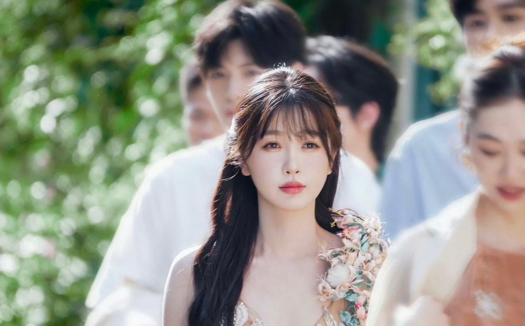 虞书欣、赵露思工作室的七夕营业图，谁更美？ ​​​